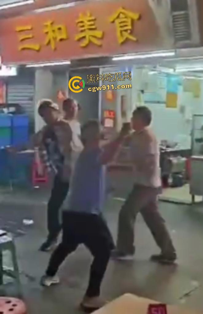 珠海街头美食引发血战KO，头盔哥板凳爆头砸倒对手瞬间昏迷，劝架老大哥摔地膝盖出血！-1