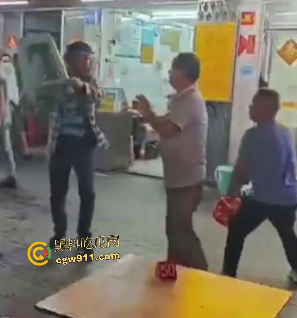 珠海街头美食引发血战KO，头盔哥板凳爆头砸倒对手瞬间昏迷，劝架老大哥摔地膝盖出血！-2
