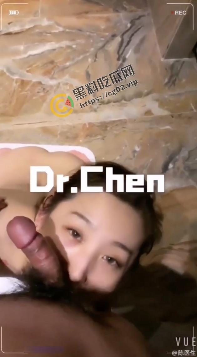大一学妹竟是反差母狗!推特大神 Drchen 初次调教大一学妹 3p、舔脚、喝尿内部资源露脸版视频流出-8
