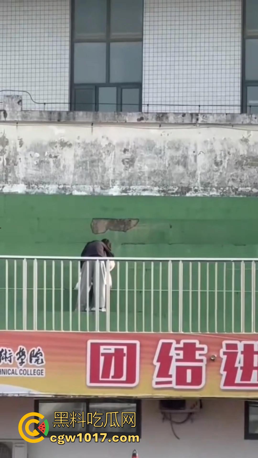 信阳职院操场上演活春宫！女友在操场观众席当众跪舔 脱衣揉胸，被数百手机围拍也熟视无睹！-5