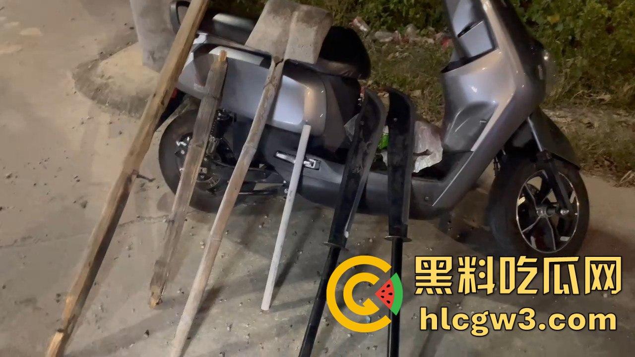 山东精神小伙玩暴力摩托，鬼火少年骑着鬼火拿着砍刀西瓜刀青龙偃月刀，撞死这群杂碎简直为民除害！-4