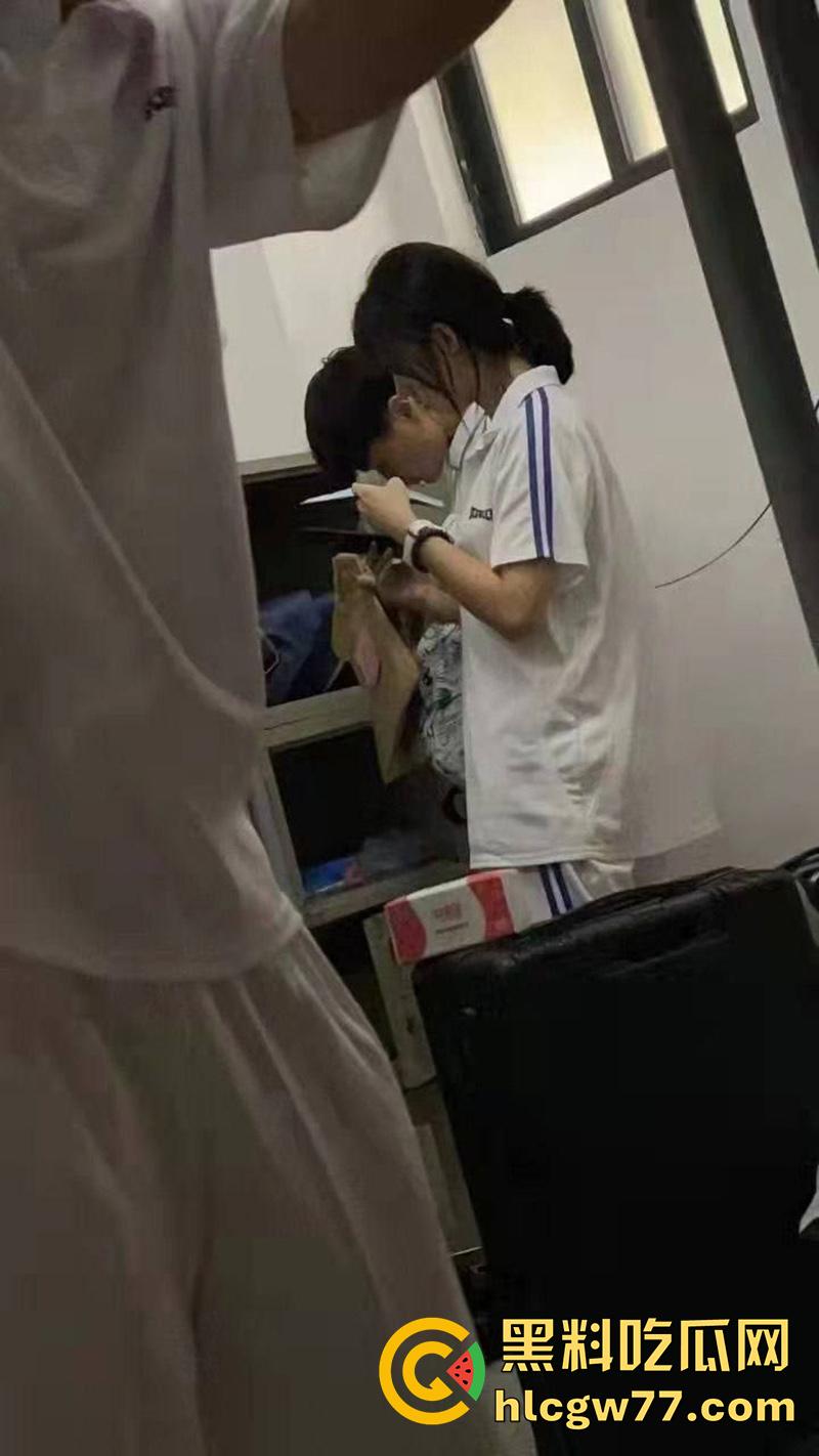 河南卫校寝室偷情，当着兄弟面操室友女友，兄弟想加入却被拒绝，直接将偷拍视频曝光！-4