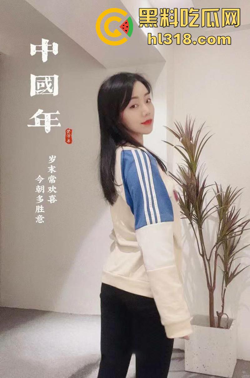 河南师范大学【梁雅倩】，极品身材翘臀眼镜妹，细腰长腿小穴粉嫩，背着男友和土豪裸聊，被男友发现后曝光！-1