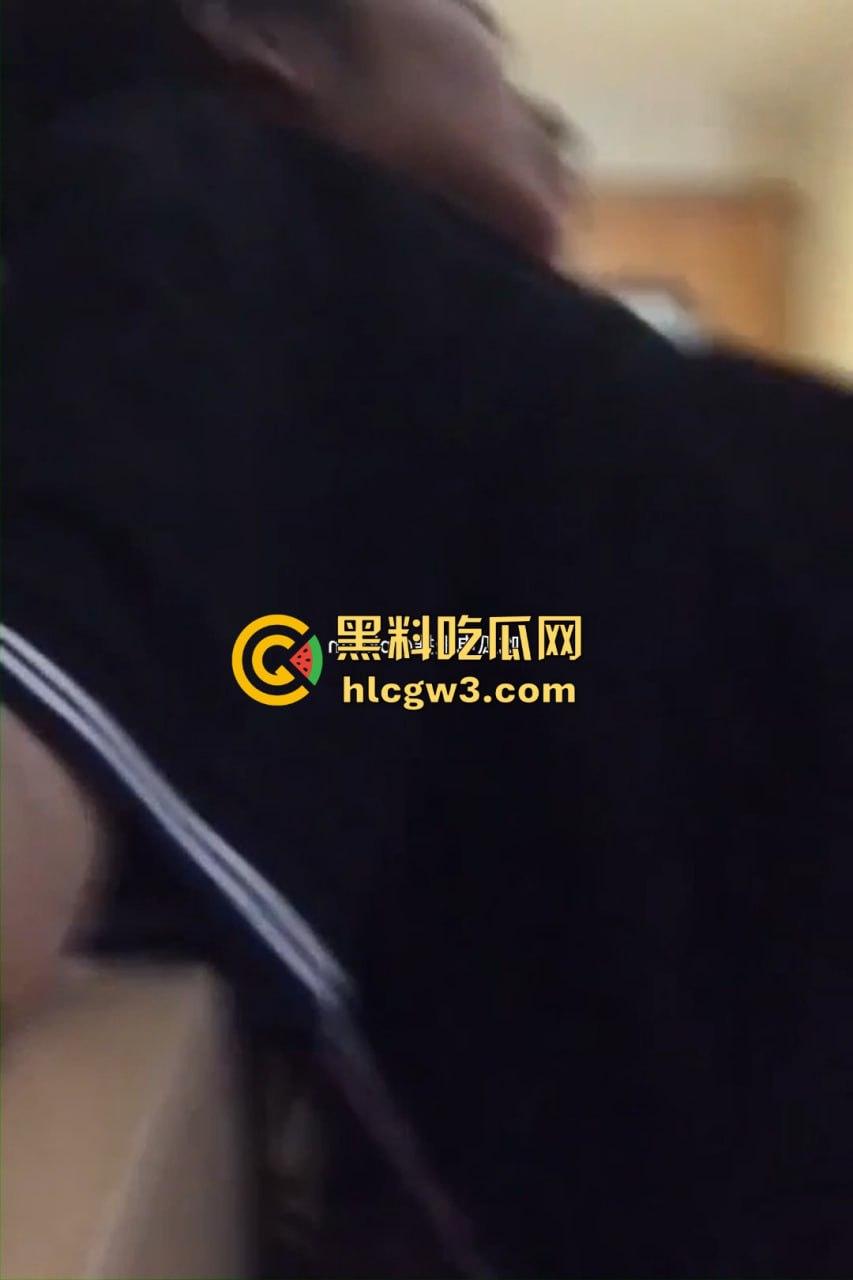 山东威海大学生情侣教室激情视频疯传！课桌上直接开干，分手后清纯妹子模样让人想起初恋！-9