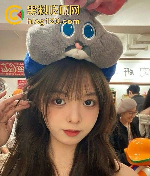 深圳龙华职业学院眼镜妹『蒋霏婷』被金主包养3P轮流抽插!翘臀后入掐脖顶操,浓密阴毛暴露本性!-1