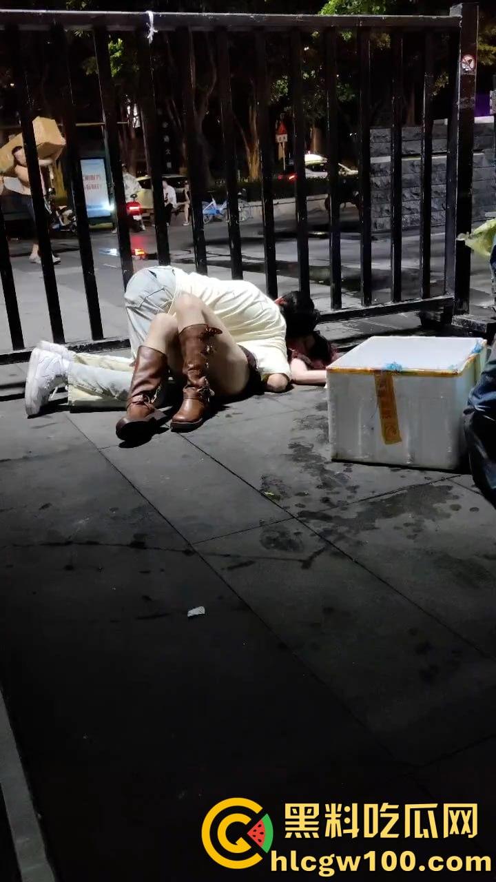 醉酒女人满地喷射，卫生间强暴，流浪汉路边强奸，被捡尸多人轮奸肆意玩弄60V合集-11