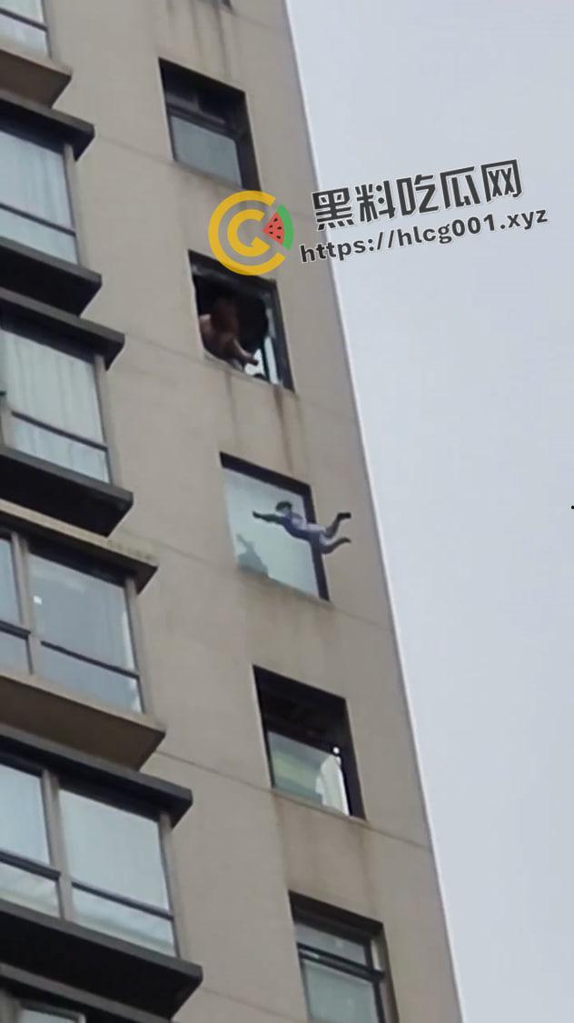 重庆巴南丽都锦城女子和婆婆吵架遂把亲生孩子丢下高楼 这当妈的真狠 现场视频流出 这下活不成了-2