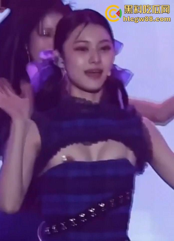 韩国kpop组合【幻蓝小熊】 媛媛 台中跨年走光露黑乳晕,粉丝偷拍起哄,财阀操嫩穴传闻爽爆网络-3