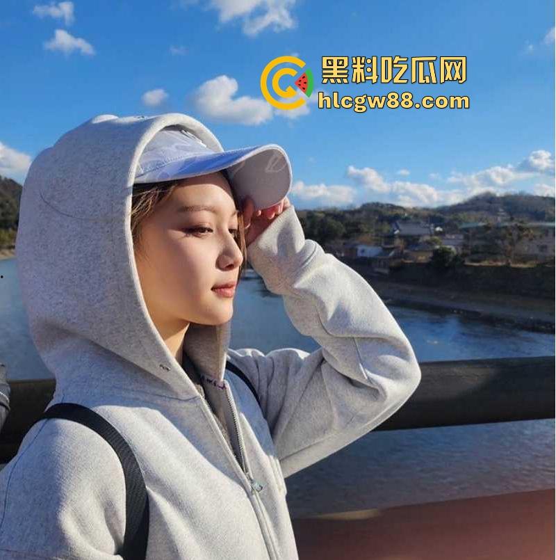 韩国kpop组合【幻蓝小熊】 媛媛 台中跨年走光露黑乳晕,粉丝偷拍起哄,财阀操嫩穴传闻爽爆网络-7