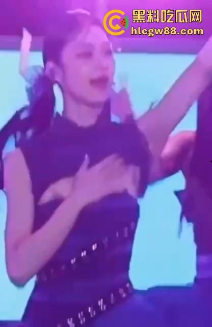 韩国kpop组合【幻蓝小熊】 媛媛 台中跨年走光露黑乳晕,粉丝偷拍起哄,财阀操嫩穴传闻爽爆网络-12