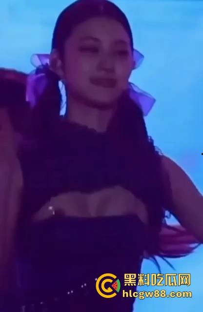 韩国kpop组合【幻蓝小熊】 媛媛 台中跨年走光露黑乳晕,粉丝偷拍起哄,财阀操嫩穴传闻爽爆网络-14