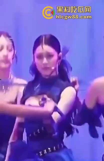 韩国kpop组合【幻蓝小熊】 媛媛 台中跨年走光露黑乳晕,粉丝偷拍起哄,财阀操嫩穴传闻爽爆网络-15