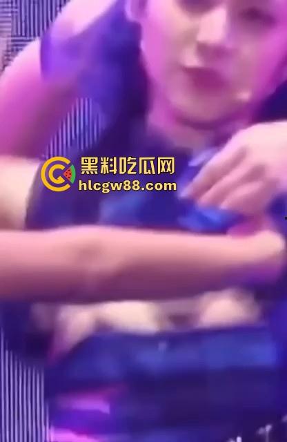 韩国kpop组合【幻蓝小熊】 媛媛 台中跨年走光露黑乳晕,粉丝偷拍起哄,财阀操嫩穴传闻爽爆网络-16