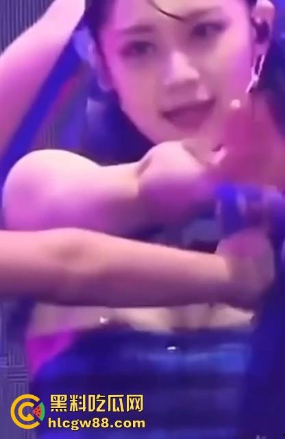 韩国kpop组合【幻蓝小熊】 媛媛 台中跨年走光露黑乳晕,粉丝偷拍起哄,财阀操嫩穴传闻爽爆网络-17