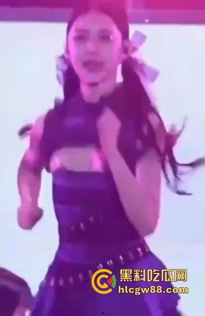 韩国kpop组合【幻蓝小熊】 媛媛 台中跨年走光露黑乳晕,粉丝偷拍起哄,财阀操嫩穴传闻爽爆网络-18