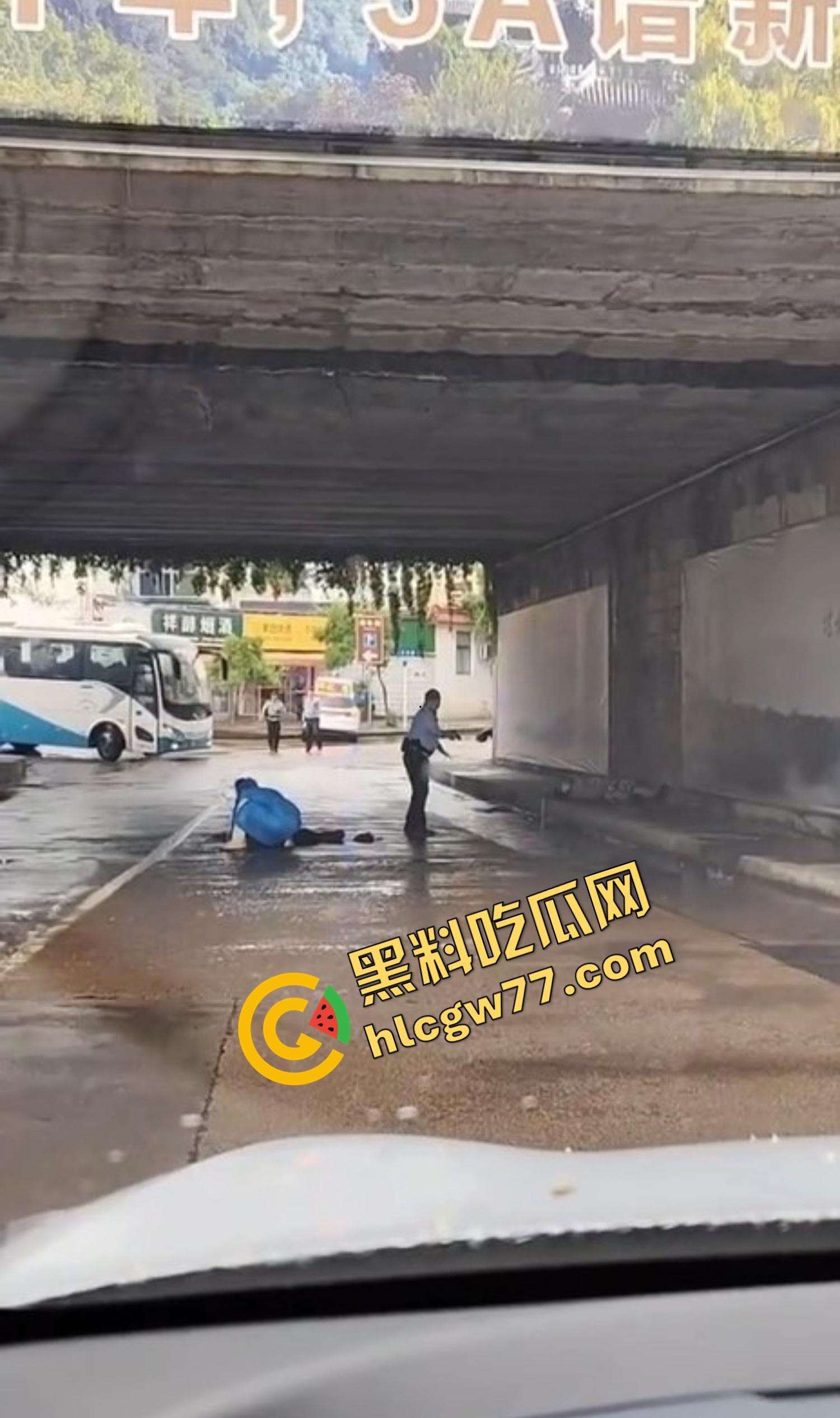 浙江台州街头突发枪击。毒贩持真枪当街开火,出租车司机中弹身亡娃也遭殃,这年头还能让警察叔叔吃花生米?-21