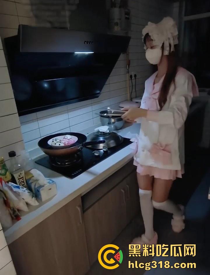 洛丽塔表妹不穿内裤在厨房做菜，做完来勾引我，没忍住就强行骑乘我了，直到高潮才停止。-4