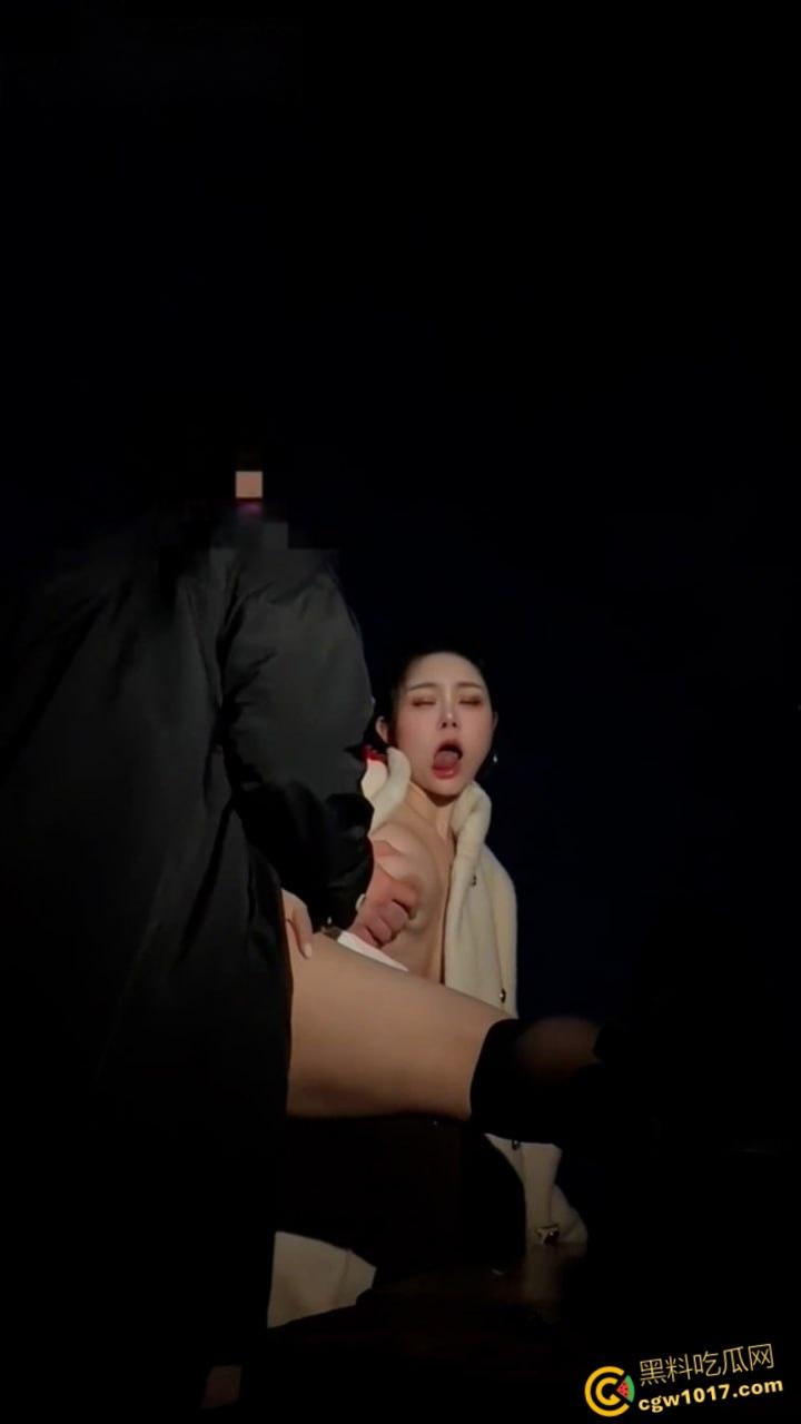 国服第一瑶【汐梦瑶】户外性爱视频流出,公园长椅露脸口交深情添屌,上位骑乘疯狂榨精!-7