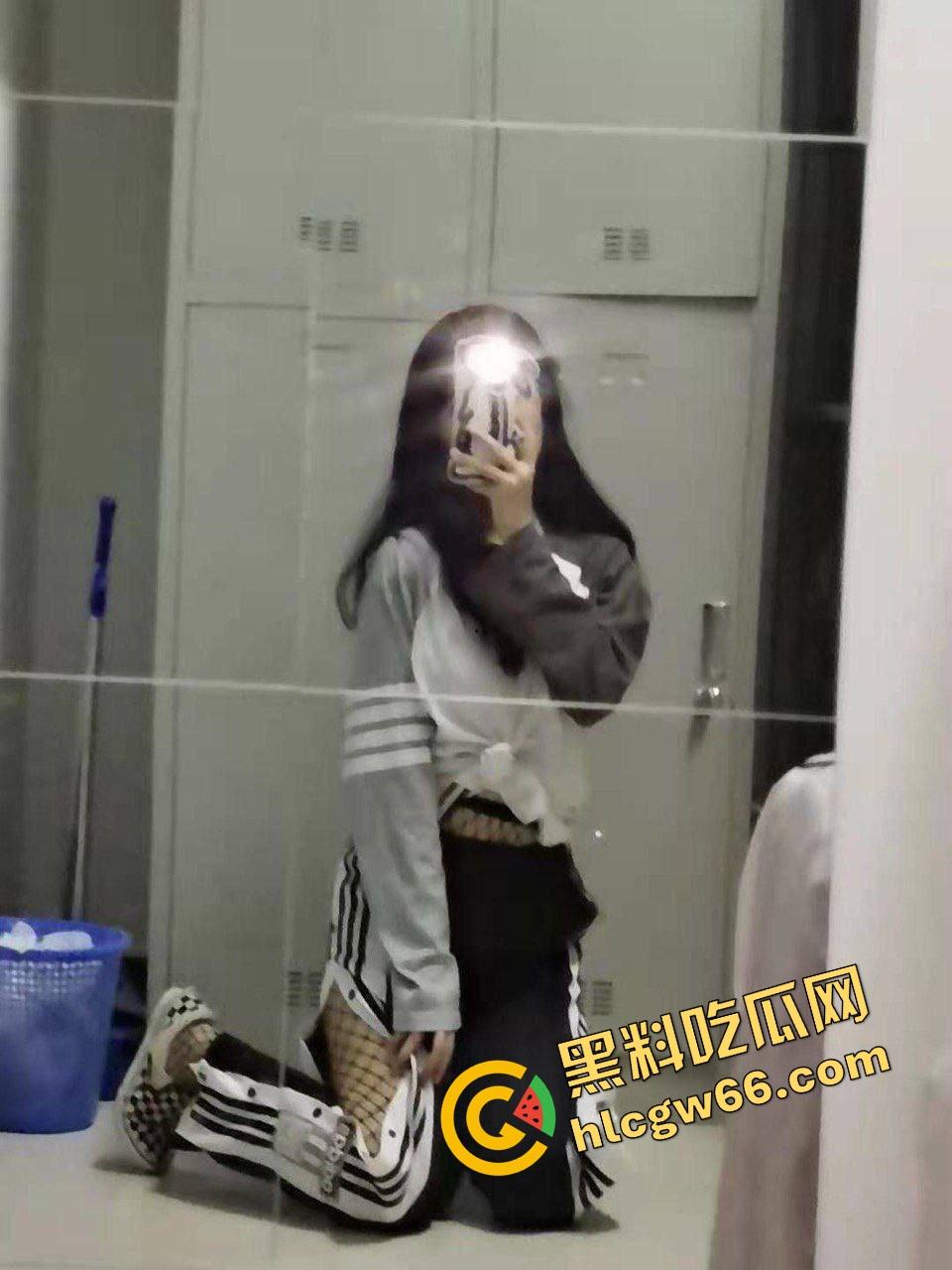 四川师大骚货『李伊丹』表面学霸私下贱母狗，穿JK舔屌求插，男友自拍操成精盆婊子流出！-2