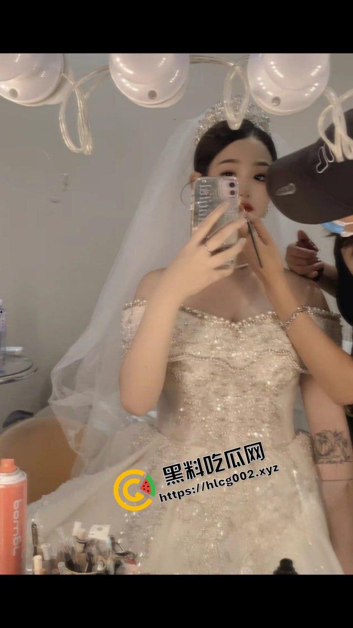 江苏苏州高颜值性瘾少妇『刘安琪』婚后约炮被内射后 装着精液带回家给绿毛龟舔逼！-1