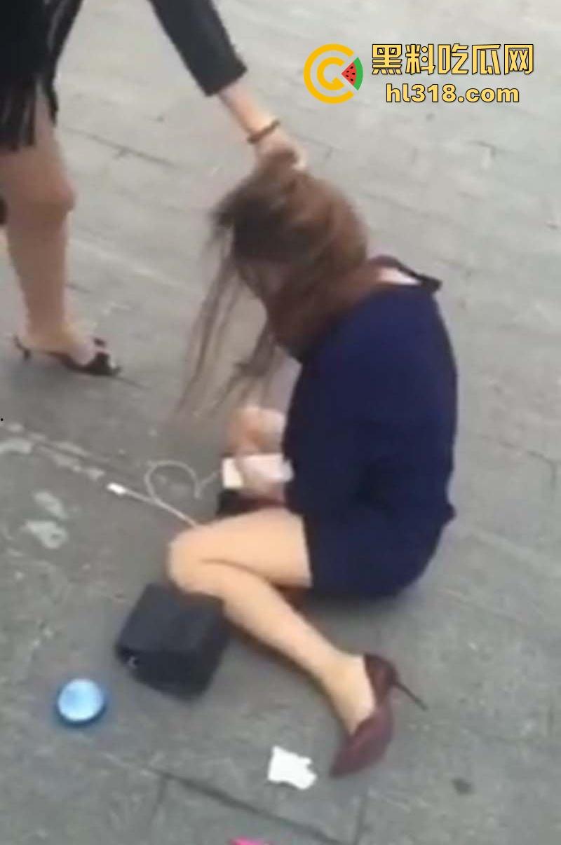 上海彪悍正宫当街暴揍极品小三，当街按头贴地疯狂猛踹，招式狠辣直击面门，打的小三毫无还手之力！-3