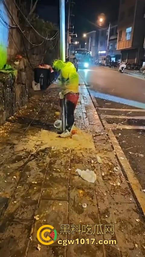 低俗婚闹特色文化？把新郎捆绑到马路栏杆上，三五好友扔鸡蛋牛奶，很好奇这是哪个地方的陋习啊？-6