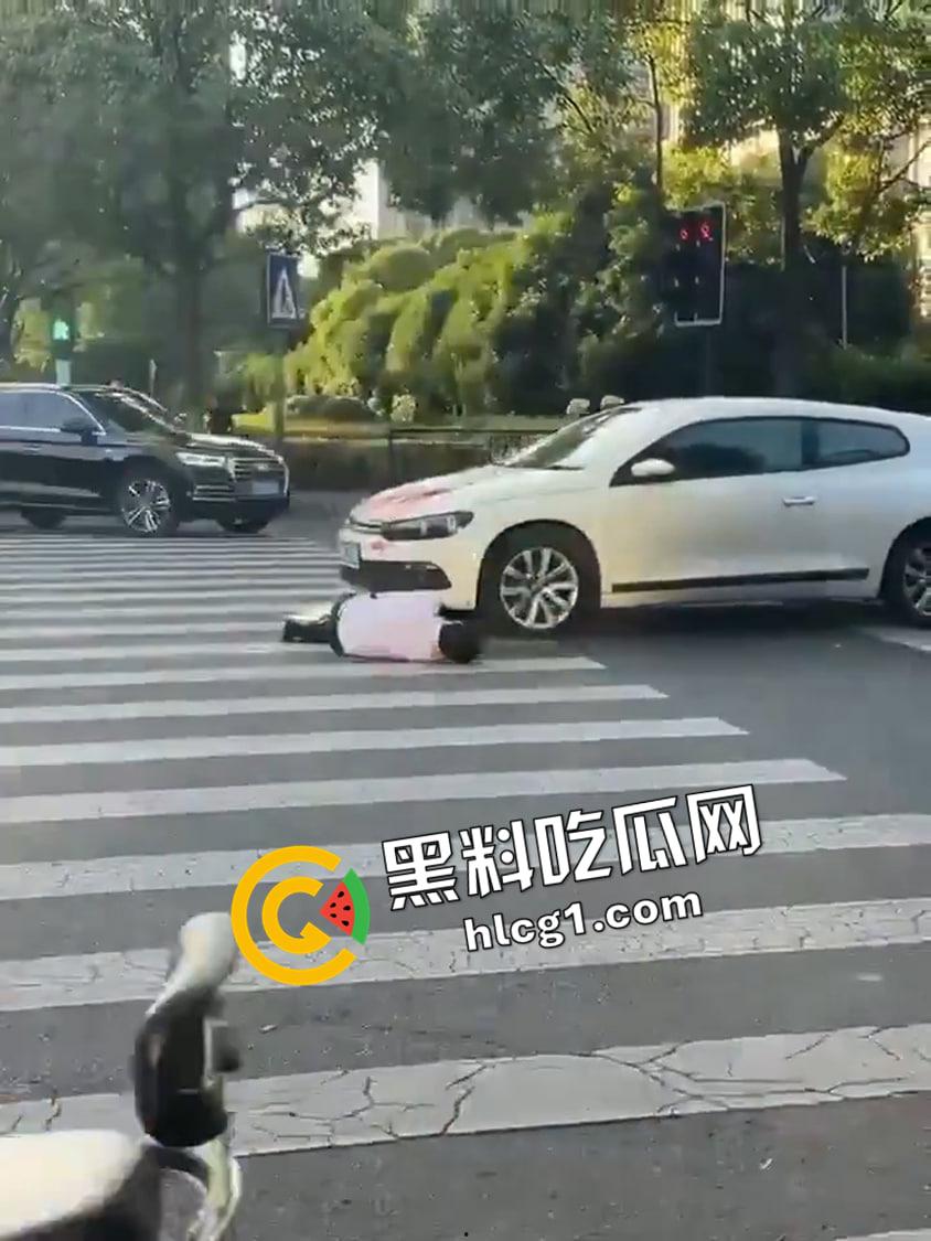 江苏常州斑马线割喉现场视频！男子因情感问题 拦车前当场割喉自杀 血溅当场-4