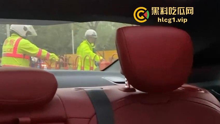 太原醉汉主干道停车持刀战3交警，打不过直接扒车逃跑，结果被托飞30米！-4