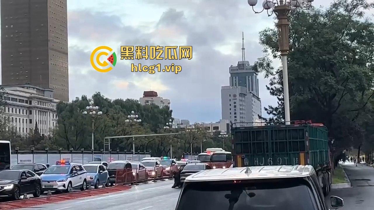 太原醉汉主干道停车持刀战3交警，打不过直接扒车逃跑，结果被托飞30米！-12