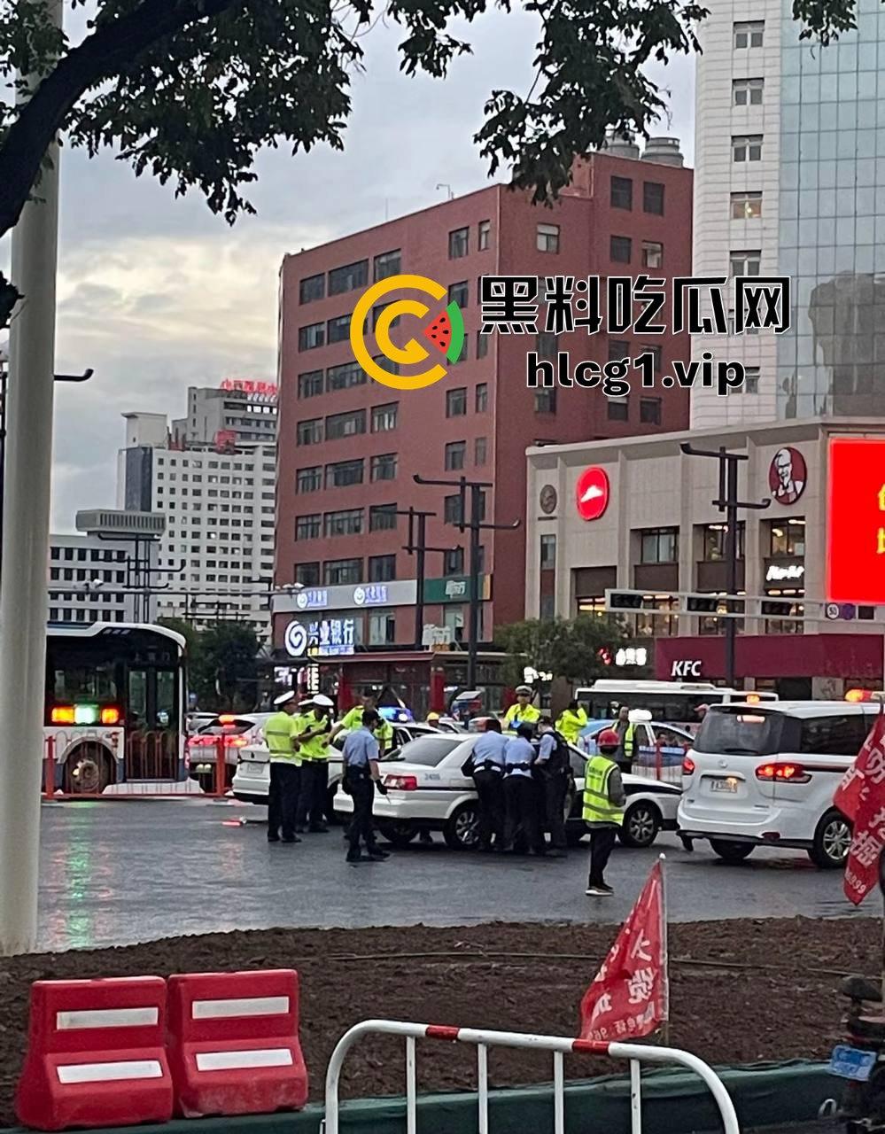 太原醉汉主干道停车持刀战3交警，打不过直接扒车逃跑，结果被托飞30米！-13