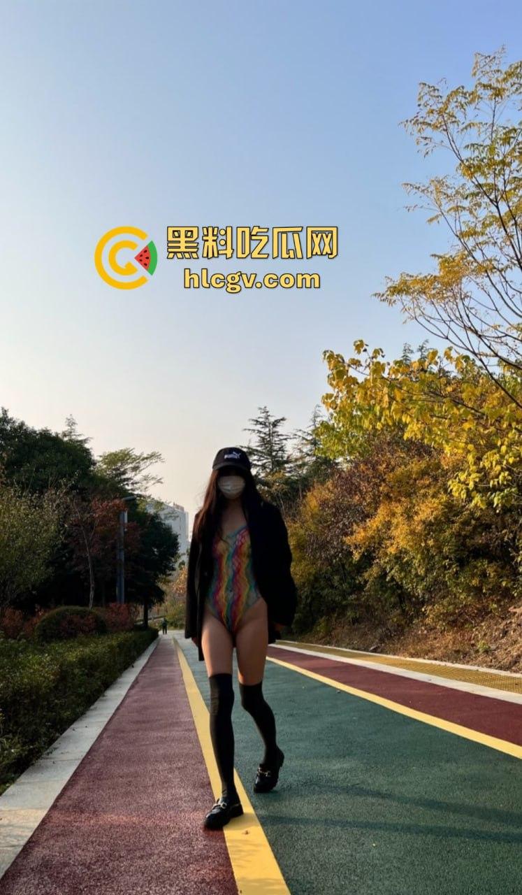 又骚又浪的人间尤物!北京骚妻『 蒲越洋 』开放式婚姻玩出新高度,公园当众露出道具自嗨,单男排队舔屏!-5