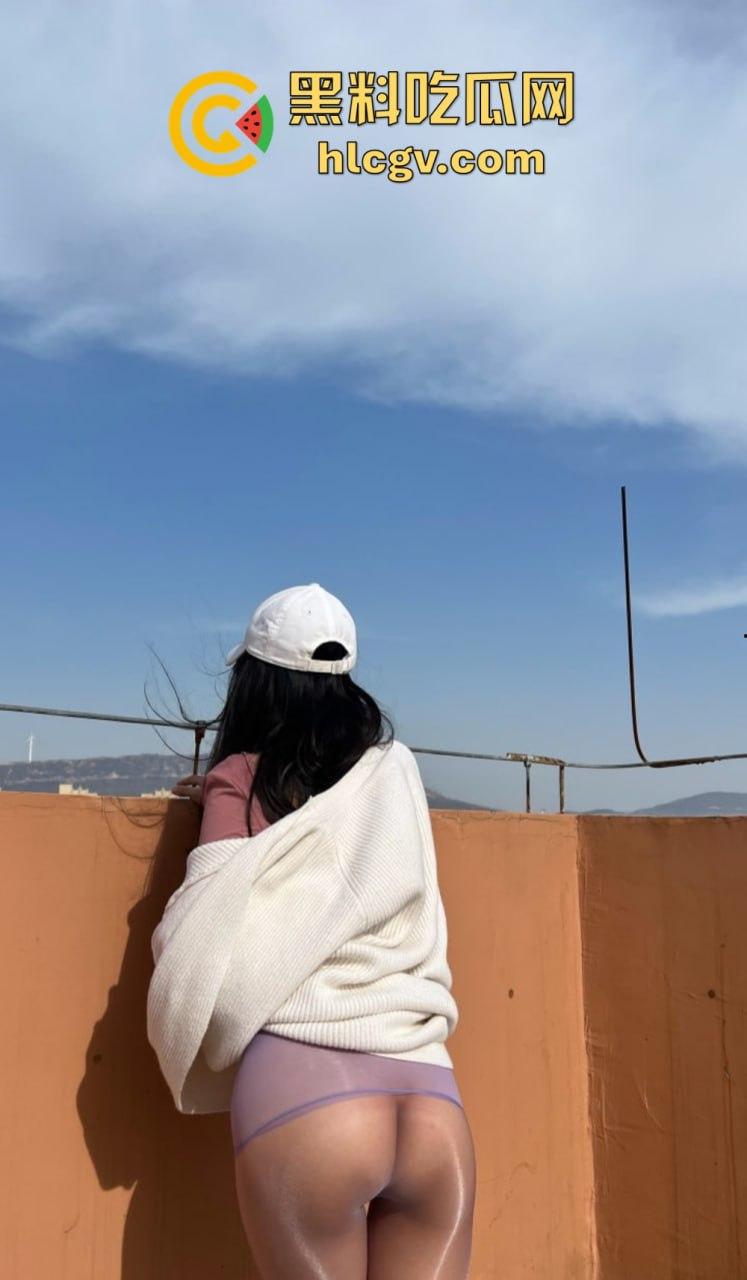 又骚又浪的人间尤物!北京骚妻『 蒲越洋 』开放式婚姻玩出新高度,公园当众露出道具自嗨,单男排队舔屏!-6