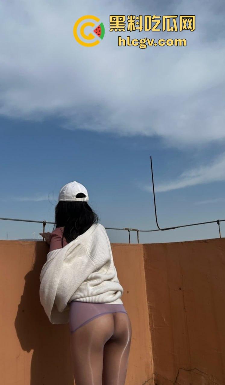 又骚又浪的人间尤物!北京骚妻『 蒲越洋 』开放式婚姻玩出新高度,公园当众露出道具自嗨,单男排队舔屏!-14