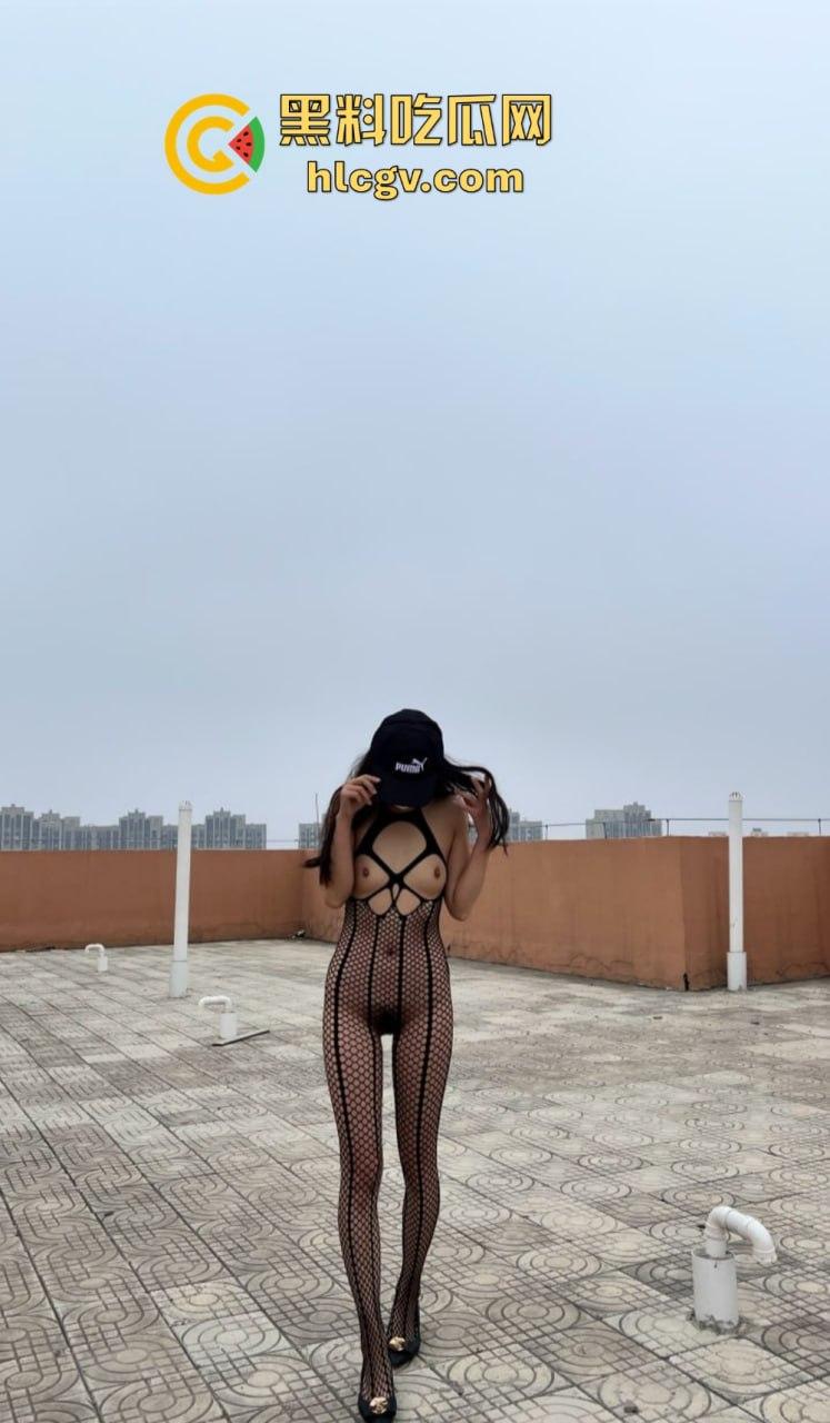 又骚又浪的人间尤物!北京骚妻『 蒲越洋 』开放式婚姻玩出新高度,公园当众露出道具自嗨,单男排队舔屏!-18