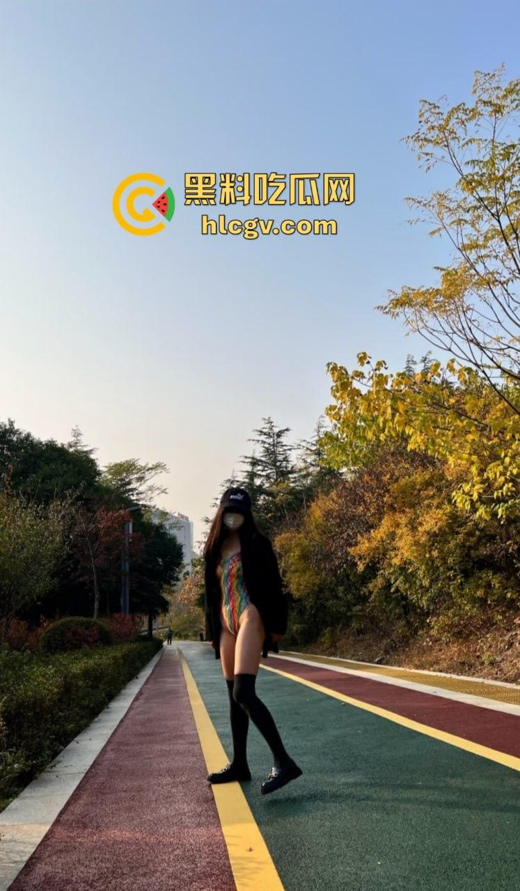 又骚又浪的人间尤物!北京骚妻『 蒲越洋 』开放式婚姻玩出新高度,公园当众露出道具自嗨,单男排队舔屏!-19