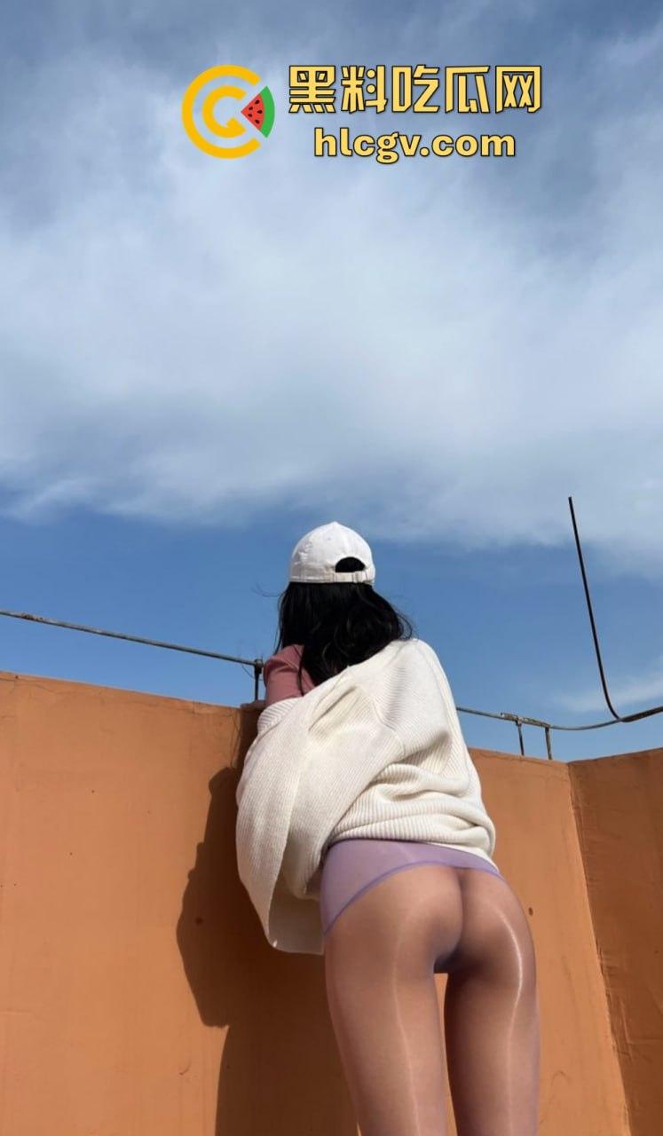 又骚又浪的人间尤物!北京骚妻『 蒲越洋 』开放式婚姻玩出新高度,公园当众露出道具自嗨,单男排队舔屏!-20