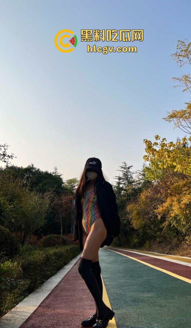 又骚又浪的人间尤物!北京骚妻『 蒲越洋 』开放式婚姻玩出新高度,公园当众露出道具自嗨,单男排队舔屏!-24