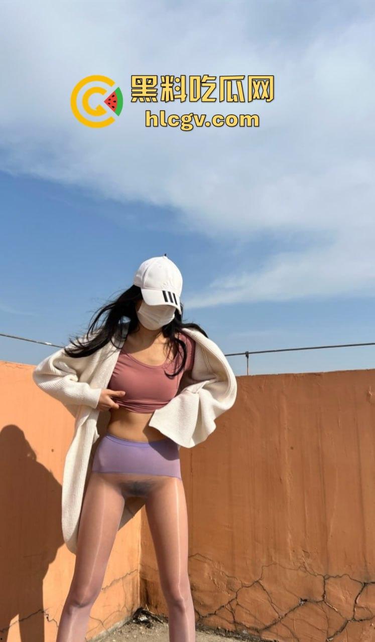 又骚又浪的人间尤物!北京骚妻『 蒲越洋 』开放式婚姻玩出新高度,公园当众露出道具自嗨,单男排队舔屏!-25