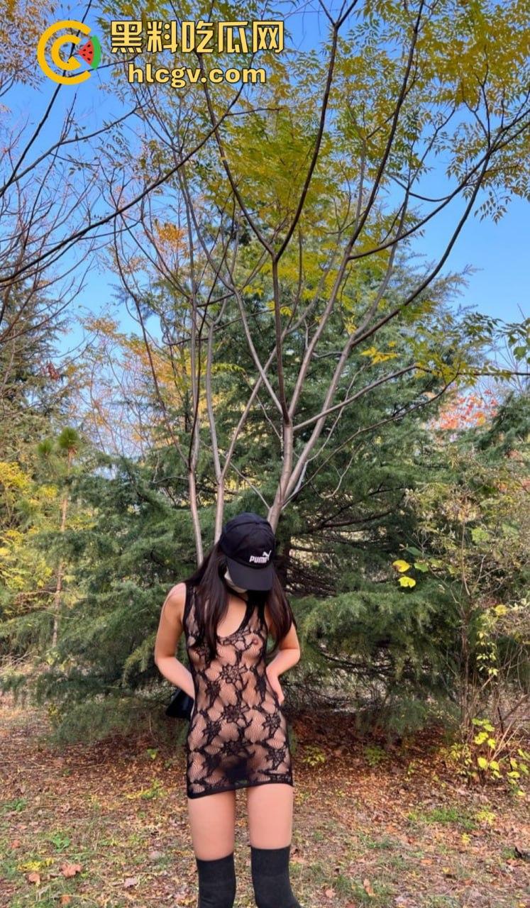 又骚又浪的人间尤物!北京骚妻『 蒲越洋 』开放式婚姻玩出新高度,公园当众露出道具自嗨,单男排队舔屏!-26