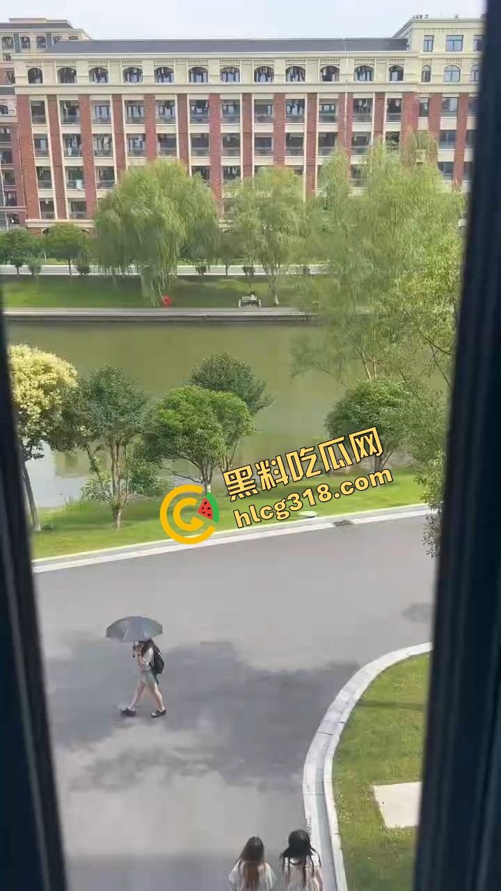 校园长椅小情侣河边裙下整活，抠完逼直接开干，朋友圈疯传辅导员点赞评这就是校园爱情！-3