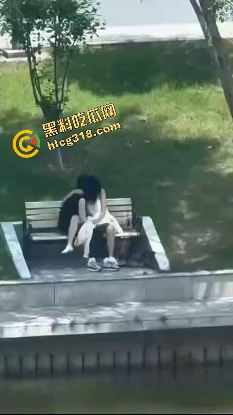 校园长椅小情侣河边裙下整活，抠完逼直接开干，朋友圈疯传辅导员点赞评这就是校园爱情！-7