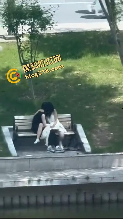 校园长椅小情侣河边裙下整活，抠完逼直接开干，朋友圈疯传辅导员点赞评这就是校园爱情！-8