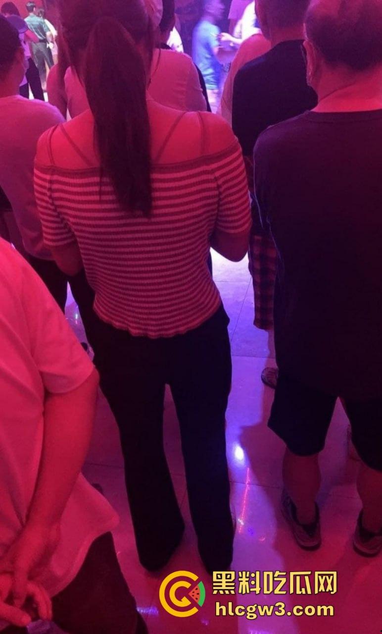 成都疯狂莎莎舞厅变淫乱天堂 抠逼摸奶一条龙口爆玩到飞起 站桩美女如云这夜晚简直刺激到炸！-12