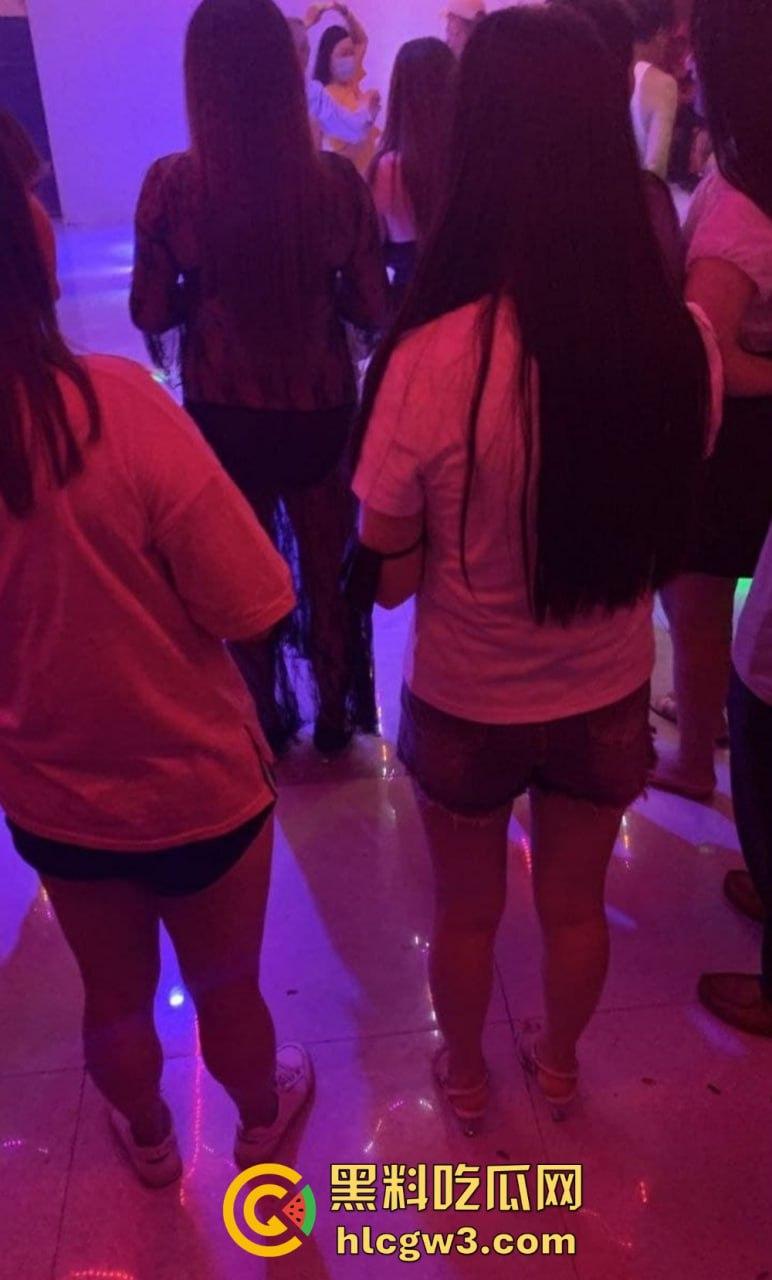 成都疯狂莎莎舞厅变淫乱天堂 抠逼摸奶一条龙口爆玩到飞起 站桩美女如云这夜晚简直刺激到炸！-24