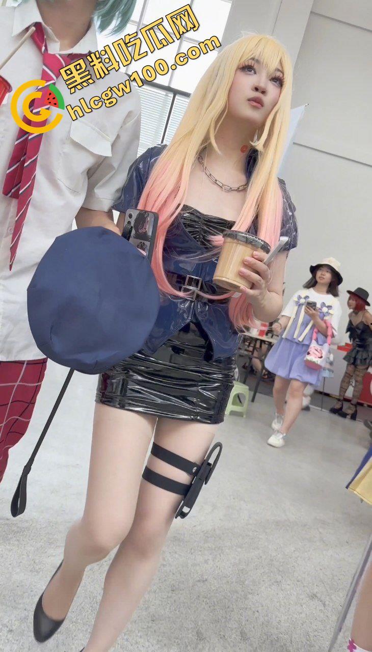 漫展抄底多名可爱学生妹，竟连内裤都不穿，阴毛浓密的骚穴暴漏在外，外表甜美可爱实则淫荡反差-5