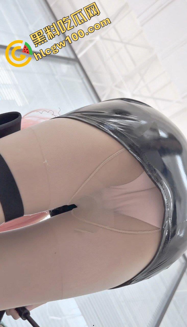 漫展抄底多名可爱学生妹，竟连内裤都不穿，阴毛浓密的骚穴暴漏在外，外表甜美可爱实则淫荡反差-13