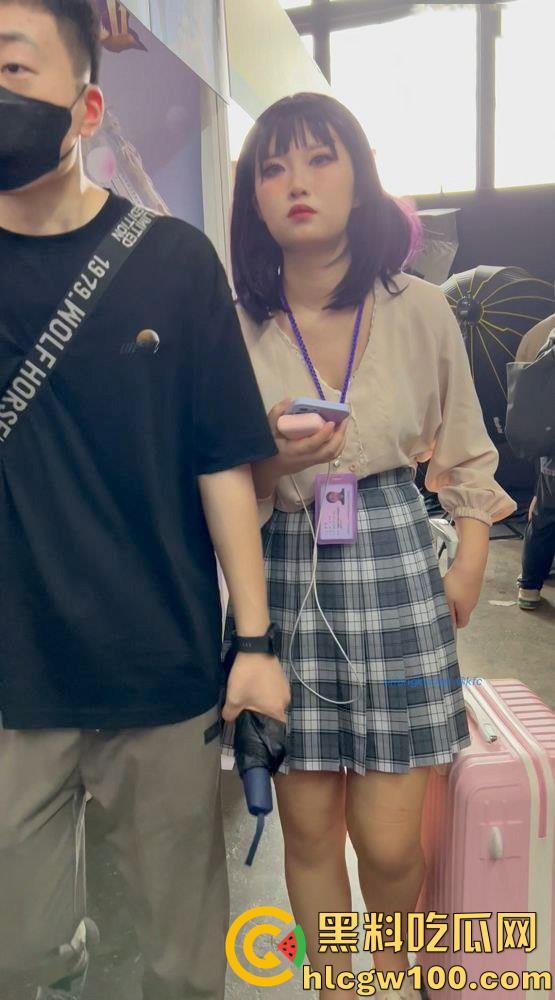 漫展抄底多名可爱学生妹，竟连内裤都不穿，阴毛浓密的骚穴暴漏在外，外表甜美可爱实则淫荡反差-18