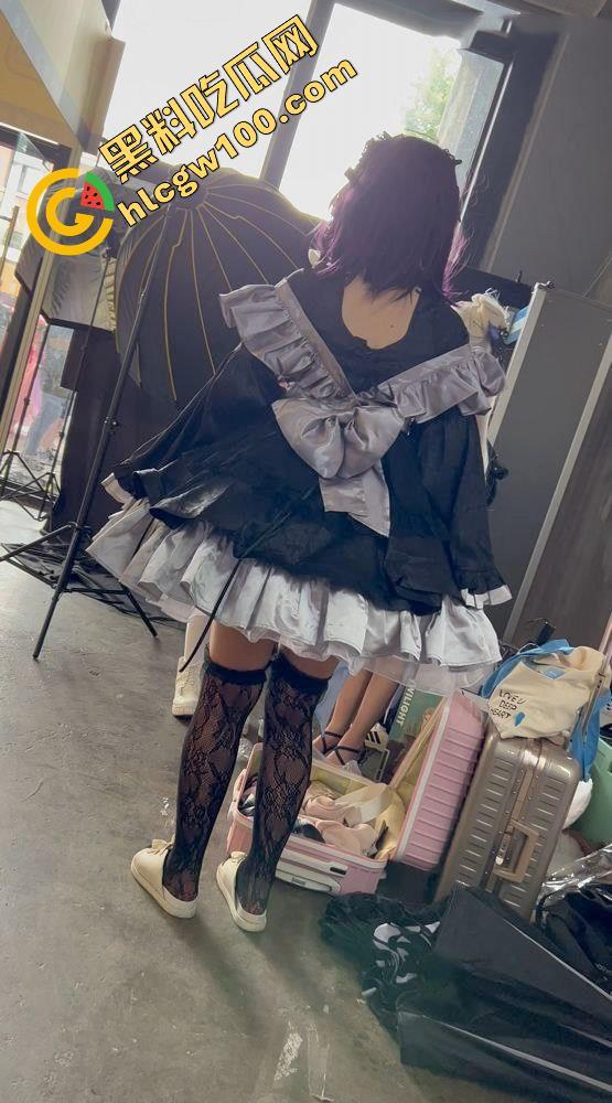 漫展抄底多名可爱学生妹，竟连内裤都不穿，阴毛浓密的骚穴暴漏在外，外表甜美可爱实则淫荡反差-19