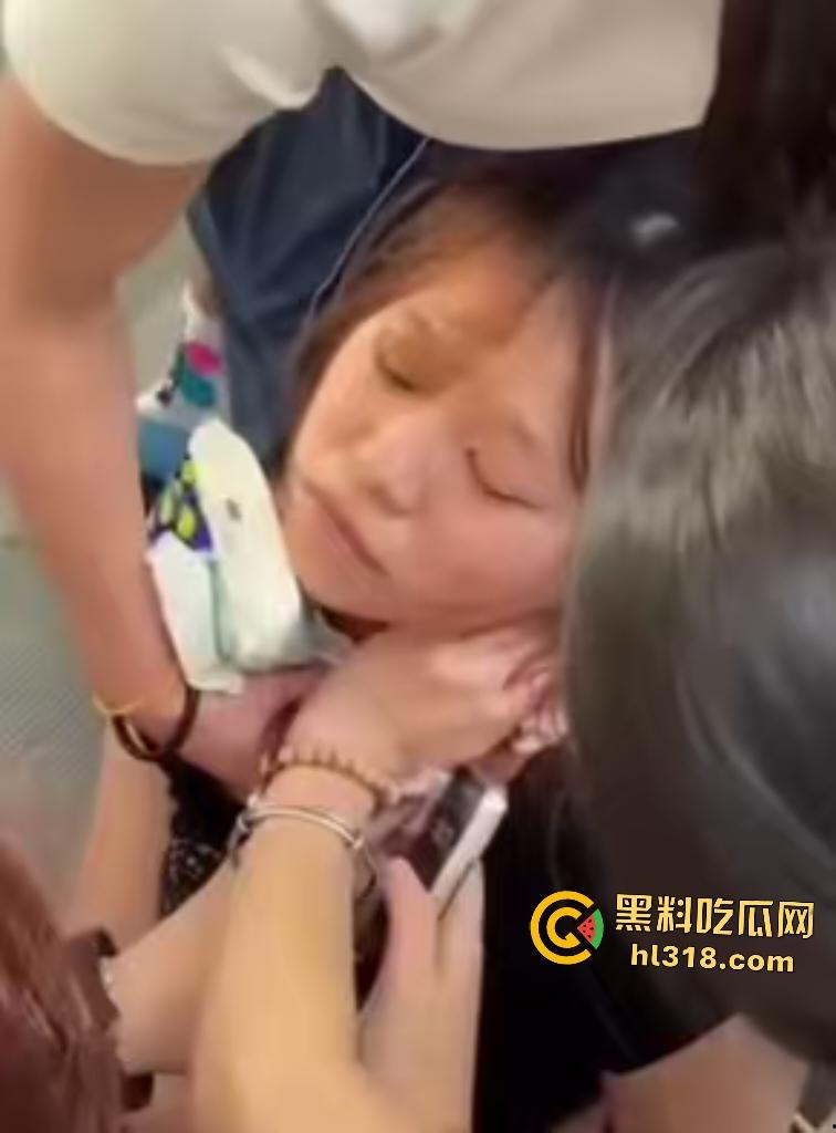 马来西亚华裔女学生被男友家暴囚禁好不容易逃出来又惨遭男友割喉，真是逃不出恶魔手爪啊！-3