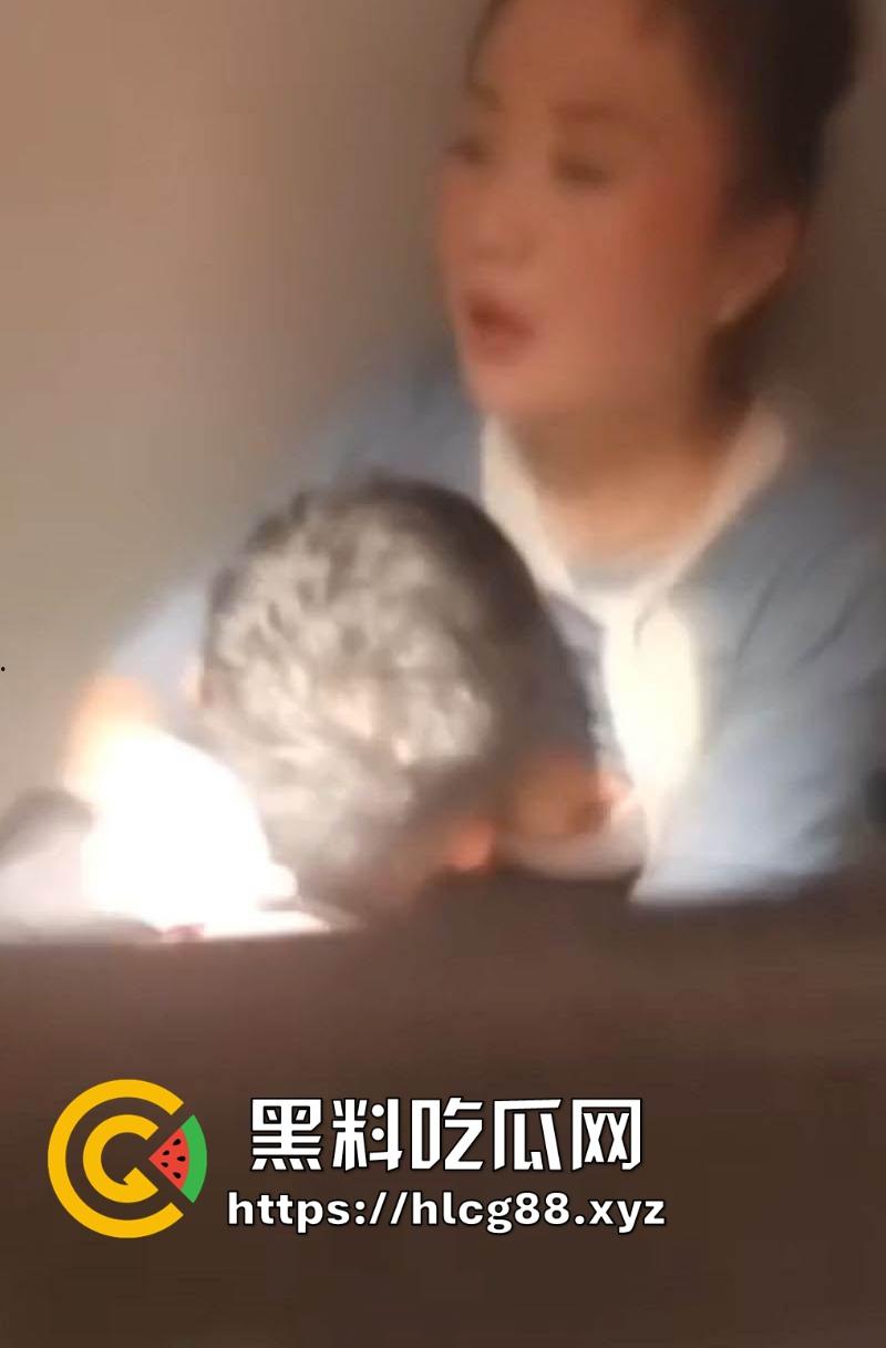 河南郑州万达广场柜姐,不雅视频流出,和男友厕所激情爱抚,对着巨乳一顿猛啃,爽的欲仙欲死!-5